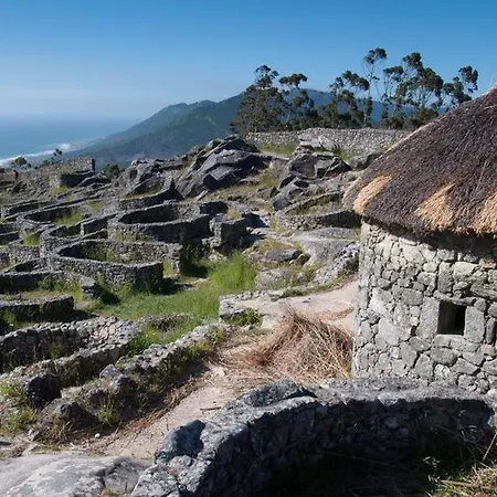 Casa Con Piscina A Orilla Del Rio Mino Tomino